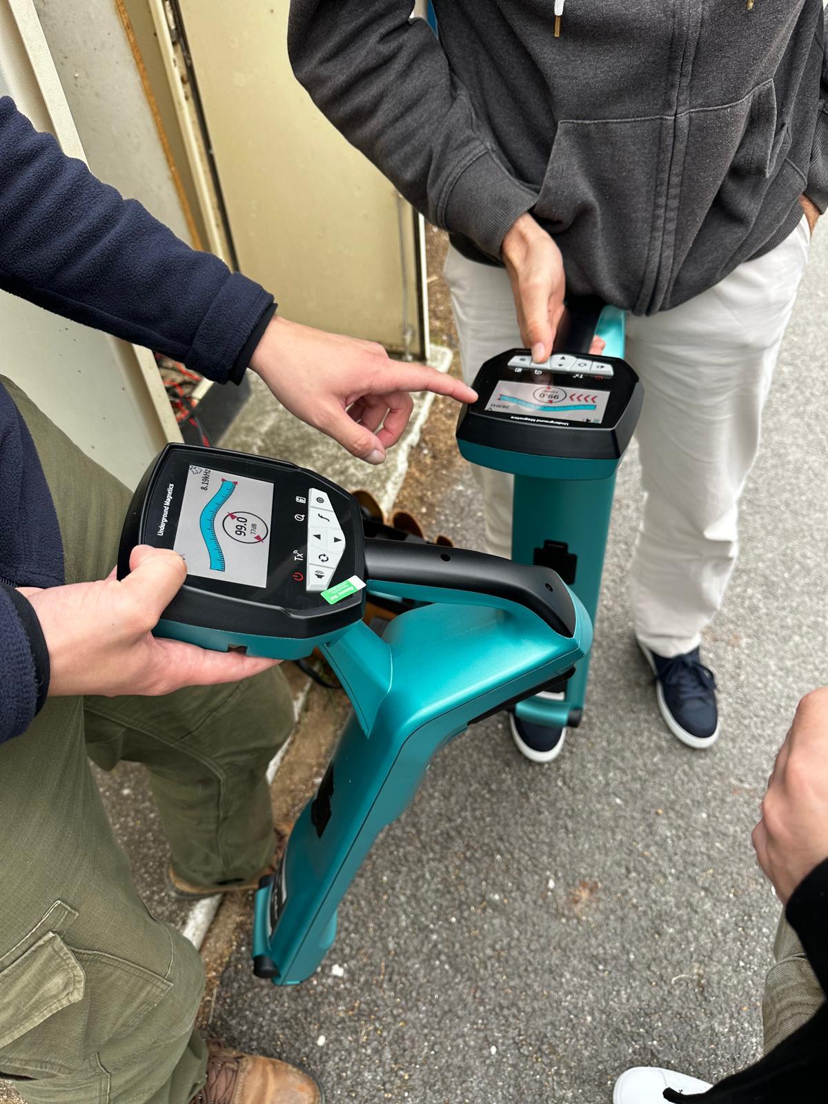 UM DUAL + 10W - D&eacute;tecteurs de r&eacute;seaux enterr&eacute;s D&eacute;tection des c&acirc;bles et canalisations m&eacute;talliques enterr&eacute;s   